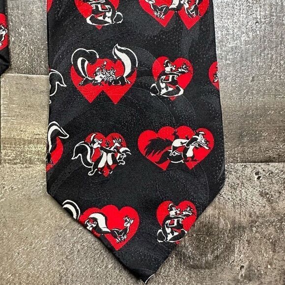 Looney Tunes Men’s Vintage Tie Black Red Pepe Le Pew Penelope Skunk Valentine’s - Picture 2 of 4